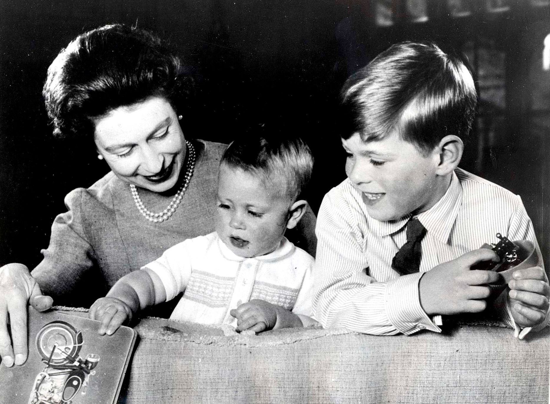 Velká Británie, monarchie, princ Andrew, král Karel III., Virginia Roberts Giuffre, Jeffrey Epstein, média,