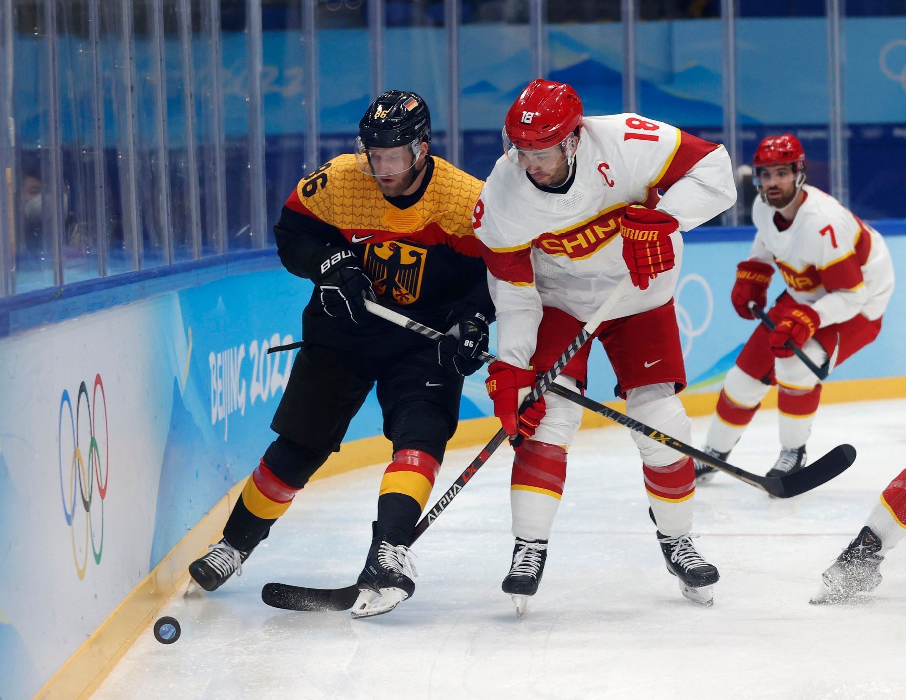 Daniel Pietta z Německa v souboji během utkání s Čínou na ZOH 2022.