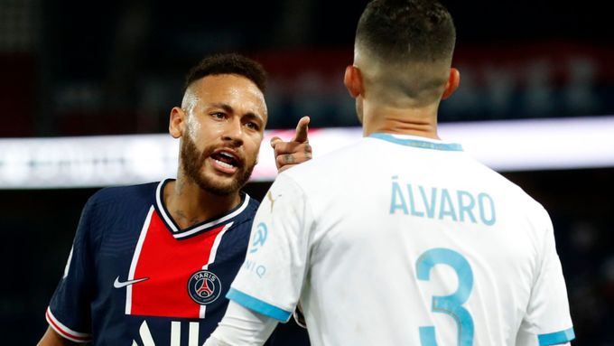 Útočník Paris St. Germain Neymar při roztržce s Álvaro Gonzálezem z Marseille