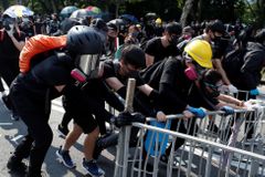 Studenta, kterého střelili během protestů v Hongkongu, obvinili z napadení policisty
