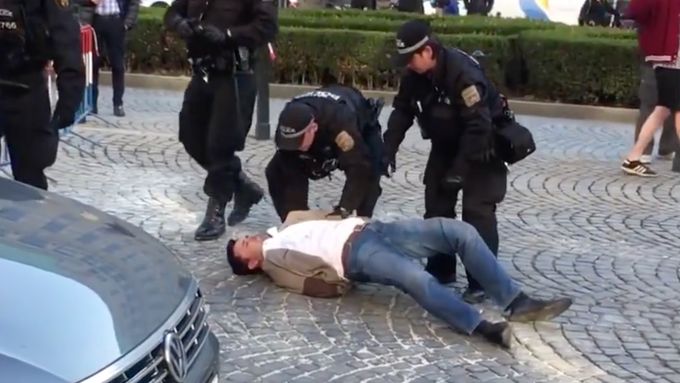 Zásah strážníků proti muži, který odstavil svůj vůz na Václavském náměstí