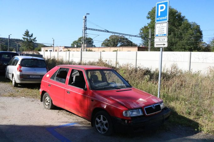 Vrak felicie parkuje napůl legálně a napůl ilegálně.