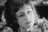 Nina Divíšková ztvárnila mnoho televizních a filmových postav. Na snímku je v jedné z prvních rolí: v televizní inscenaci Uprostřed babího léta ve stepi zahoukal vlak z roku 1972.