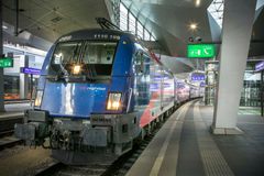 Rakouští železničáři vstoupili do jednodenní varovné stávky. Dotkne se i Česka