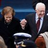 Bývalý americký prezident Jimmy Carter s manželkou Rosalynn přijíždí na Trumpovu inauguraci.