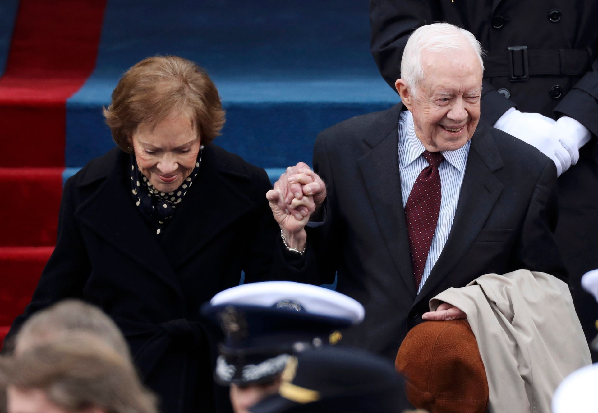 Bývalý americký prezident Jimmy Carter s manželkou Rosalynn přijíždí na Trumpovu inauguraci.