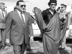 Kaddáfí už vládne skoro 42 let. Na snímku s Mubarakem v roce 1989.