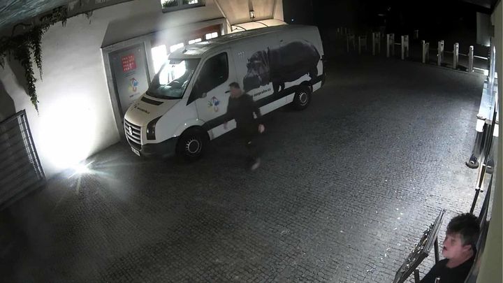 Kauza Zoo Praha: „Noční“ Bobek vyfocen s dodávkou, náměstkyně pod palbou za "šméčko"