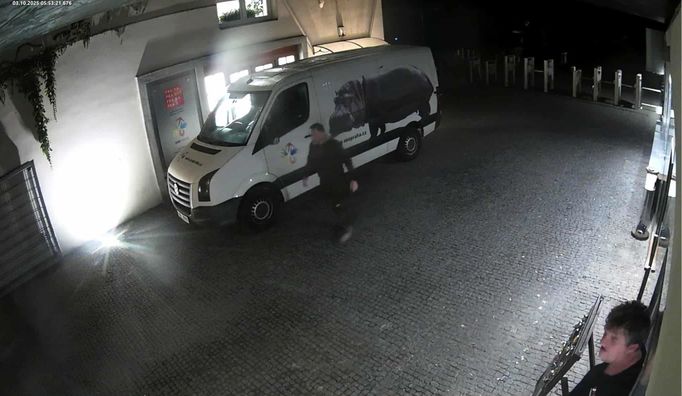 Pracovníci Miroslava Bobka na bezpečnostní kameře, jak odváží dodávkou věci. Pomáhat má také bratr tajemnice.