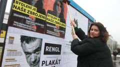 Předsedkyně SOCDEM Jana Maláčová při vylepování prvních plakátů v rámci stranické kampaně Bydlení je naše zbrojení