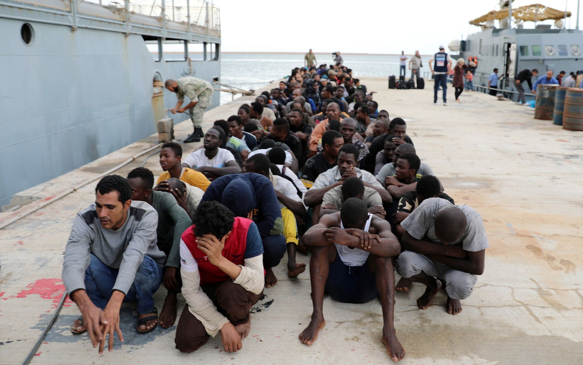 Migranti, které zachránila libyjská pobřežní stráž u Tripolisu.
