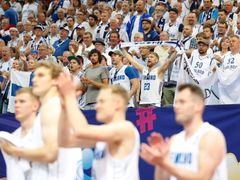 Finští fanoušci na zápase pražské skupiny EuroBasketu 2022