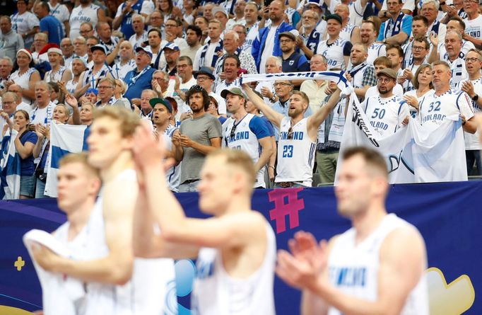 Finští fanoušci na zápase pražské skupiny EuroBasketu 2022