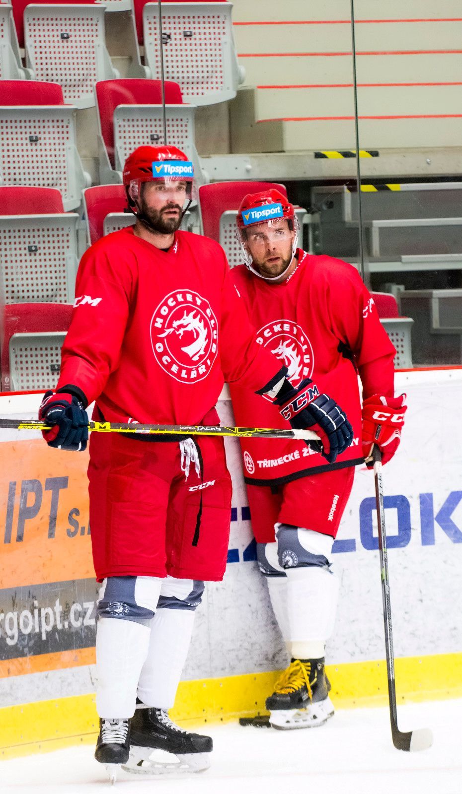 První trénink Ocelářů na ledě před sezonou 2018/19: Marek Viedenský (vlevo) a Roberts Bukarts