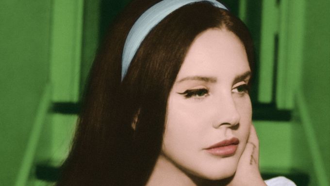 Zpěvačka Lana Del Rey na novém albu upozaďuje personu znuděné paničky z předměstí.