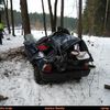 Auto čelním nárazem přerazilo strom