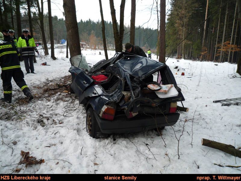 Auto čelním nárazem přerazilo strom