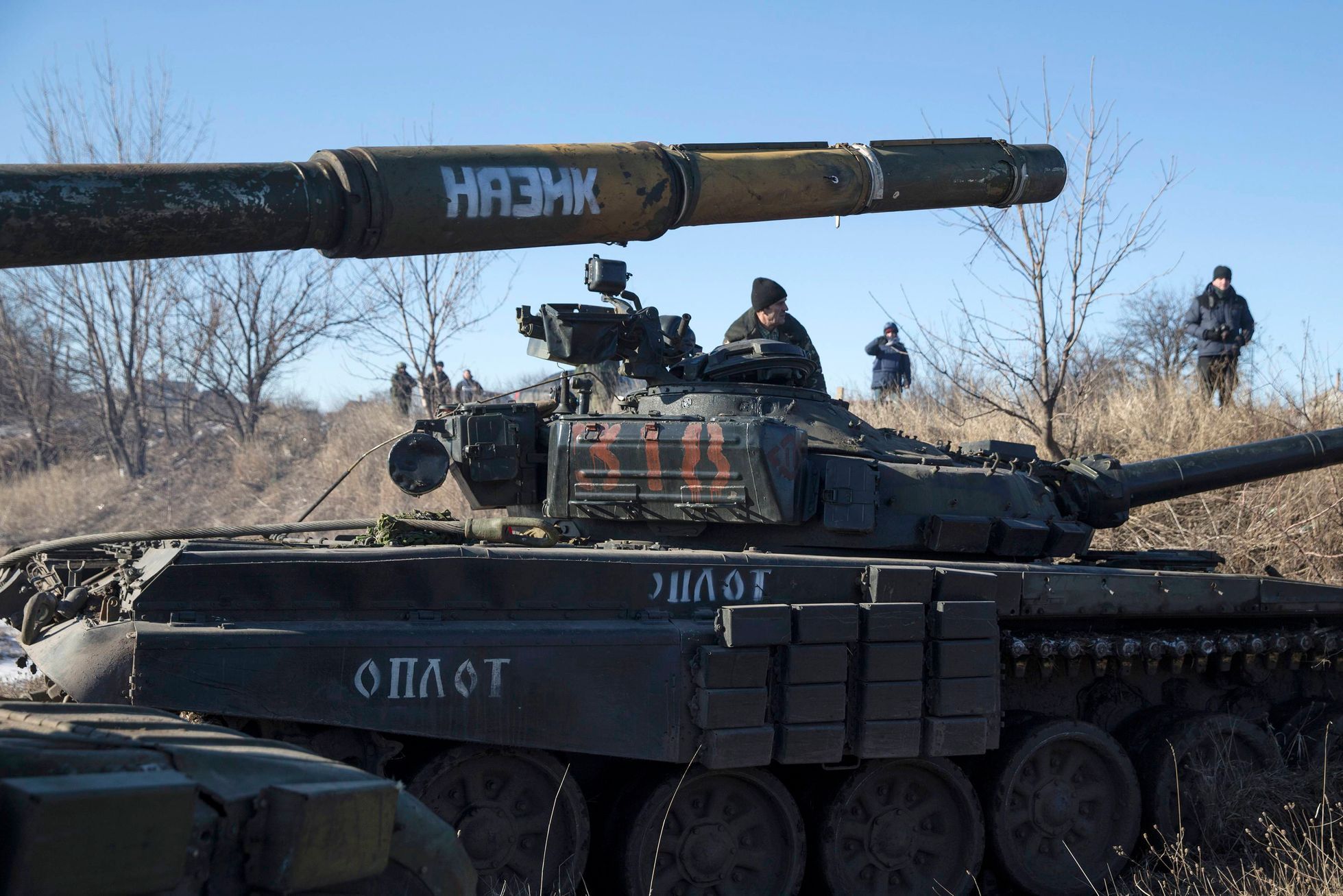 Tank doněckých separatistů u cesty z Vuhlehirsku do Debalceve