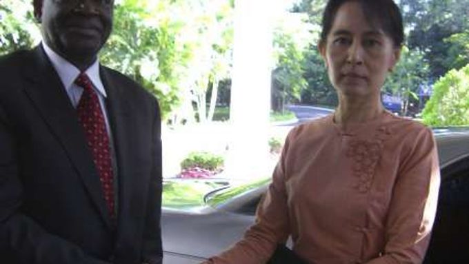 Ibrahim Gambari a Aun Schan Su Ťij během setkání v Rangúnu (2.října 2007)