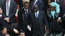 Zimbabwe's President Robert Mugabe (C) and his wife Grace pass European Council President Herman Van Rompuy (L) during the inaugural mass of Pope Francis at the Vatican, March 19, 2013. Pope Francis celebrates his inaugural mass on Tuesday among political and religious leaders from around the world and amid a wave of hope for a renewal of the scandal-plagued Roman Catholic Church. REUTERS/Stefano Rellandini (VATICAN - Tags: RELIGION POLITICS) Published: Bře. 19, 2013, 10:44 dop.