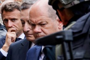Nejmocnější muži Evropy v Kyjevě. Macron v Irpini odsoudil "ruské barbarství"