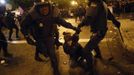 A protester cries out as she is dragged away by riot police outside Spain's parliament in Madrid, September 25, 2012. Protesters clashed with police in Spain's capital on Tuesday as the government prepares a new round of unpopular austerity measures for the 2013 budget that will be announced on Thursday. REUTERS/Susana Vera (SPAIN - Tags: CIVIL UNREST POLITICS) Published: Zář. 25, 2012, 8:03 odp.