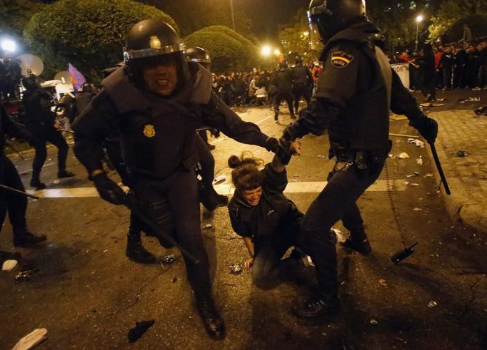 A protester cries out as she is dragged away by riot police outside Spain's parliament in Madrid, September 25, 2012. Protesters clashed with police in Spain's capital on Tuesday as the government prepares a new round of unpopular austerity measures for the 2013 budget that will be announced on Thursday. REUTERS/Susana Vera (SPAIN - Tags: CIVIL UNREST POLITICS) Published: Zář. 25, 2012, 8:03 odp.