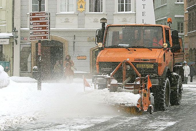 Odklízení sněhu na Staroměstském náměstí.