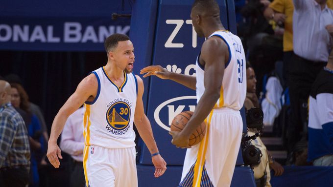 Stephen Curry a Festus Ezeli společně s celým Golden State letos v NBA doma ještě neprohráli.