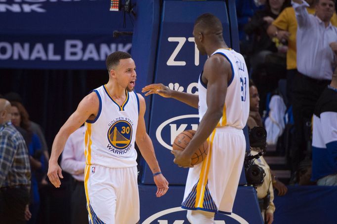 Stephen Curry a Festus Ezeli (Golden State Warriors)