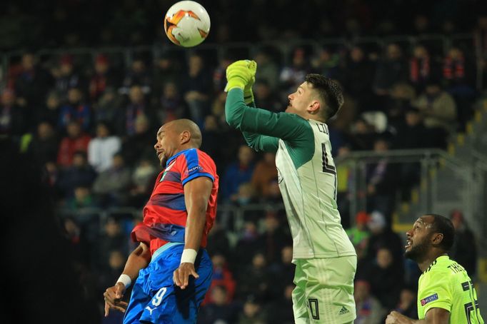 Jean-David Beauguel a Dominik Livakovič v zápase EL Plzeň - Dinamo Záhřeb