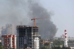 V Rostově na Donu hoří 25 budov. Požár zřejmě způsobil zkrat domácího spotřebiče