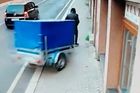 Hrůzné video. Muže jdoucího po chodníku smetl vozík, policie apeluje na řidiče