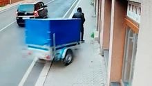 Hrůzné video. Muže jdoucího po chodníku smetl vozík, policie apeluje na řidiče