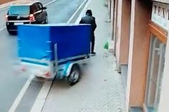 Hrůzné video. Muže jdoucího po chodníku smetl vozík, policie apeluje na řidiče
