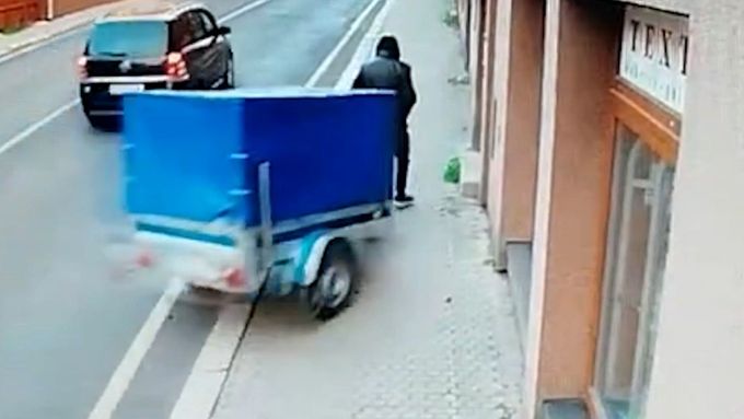 Chodce srazil na Sokolovsku vozík, který se odpoutal od osobního automobilu