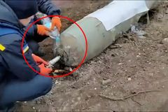 Ruská bomba nevybuchla. Vojáci se ji rozhodli zneškodnit holýma rukama a lahví vody