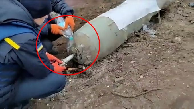 Ukrajinští experti zneškodnili nevybuchlou ruskou bombu jen za pomoci svých holých rukou a lahve vody.