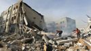 Palestinian firefighters try to extinguish a fire after an Israeli air strike on the building of Hamas' Ministry of Interior in Gaza City November 16, 2012. Egypt opened a tiny window to emergency peace diplomacy in Gaza on Friday, but hopes for even a brief ceasefire while its prime minister was inside the bombarded enclave to talk to leaders of the Islamist Hamas movement were immediately dashed. REUTERS/Mohammed Salem (GAZA - Tags: POLITICS CIVIL UNREST TPX IMAGES OF THE DAY) Published: Lis. 16, 2012, 10:48 dop.