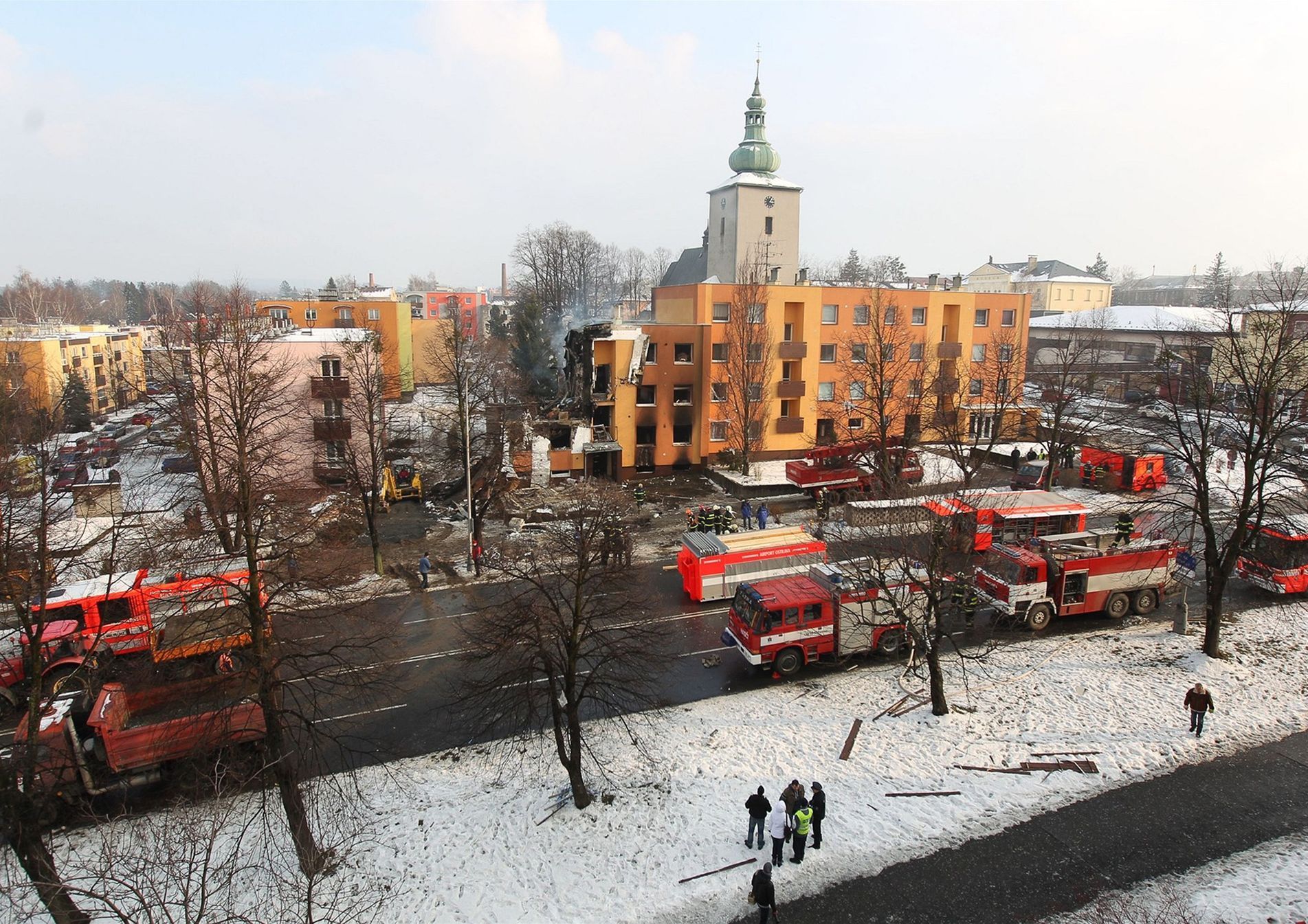 Hasič Vlastimil Kremel z Novojičínska zasahoval během dvaceti let téměř u dvou tisíc výjezdů. Snímky ho zachycují při práci. Nyní je vážně nemocný a přátelé pro něj uspořádali sbírku, aby mu pomohli.