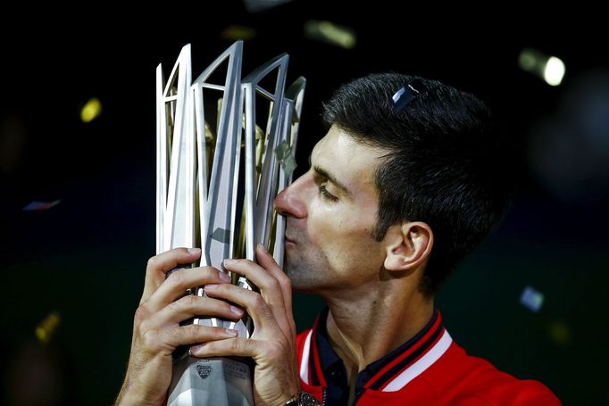 Novak Djokovič s pohárem pro vítěze šanghajského turnaje.