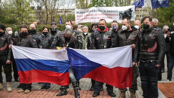 Foto: "Zrádci! Kolaboranti!" vyslechli si Češi v barvách Nočních vlků jedoucí Prahou; Zdroj foto: Jakub Plíhal