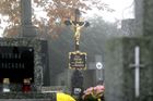 Na hřbitově v Lipníku řádili vandalové, vysypali i urny