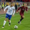 20. kolo Fortuna:Ligy, FC Baník Ostrava - AC Sparta Praha: Nemanja Kuzmanovič s míčem a za ním Matěj Hanousek