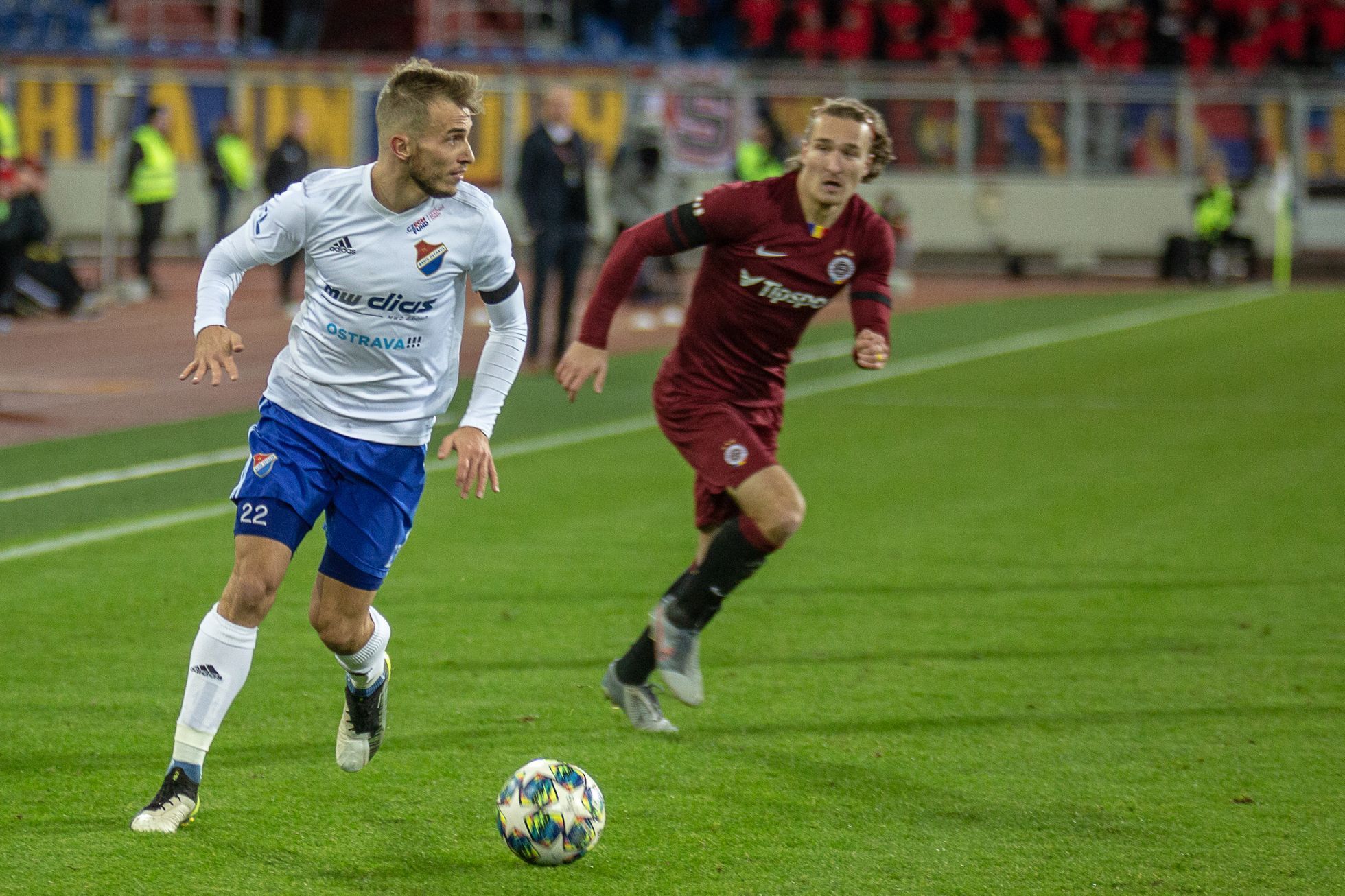 20. kolo Fortuna:Ligy, FC Baník Ostrava - AC Sparta Praha: Nemanja Kuzmanovič s míčem a za ním Matěj Hanousek