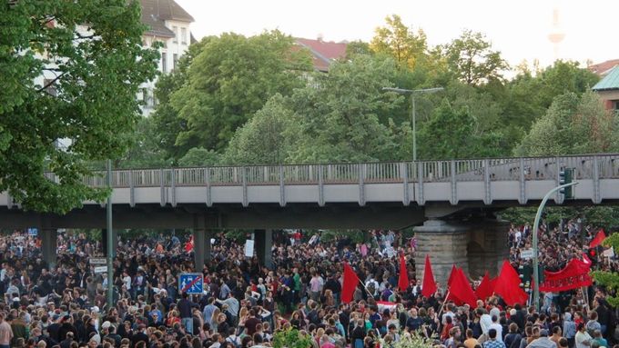 Prvomájové oslavy v Berlíně: nejdřív klid, pak násilí