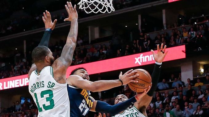 basketbal, NBA 2018/2019, Denver - Boston, Jamal Murray se prodírá obranou Bostonu