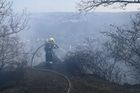 Za Prahou hořel les, požár hasil i vrtulník. Kvůli ohni nejezdily vlaky