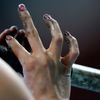 Prsty Jeleny Isinbajevové ve finále tyčky na MS v Moskvě 2013
