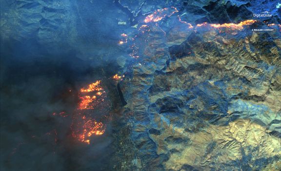 Satelitní snímek zachycuje požár ve městě Paradise. 